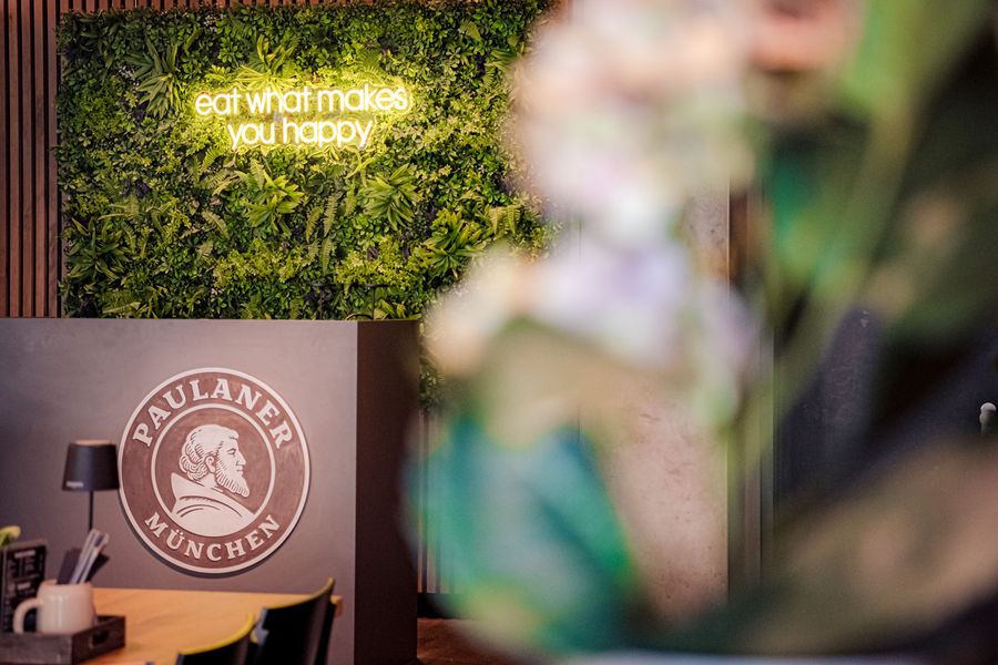 Bar und Lounge im FIFTY SEVEN Karlsfeld mit begrünter Wand