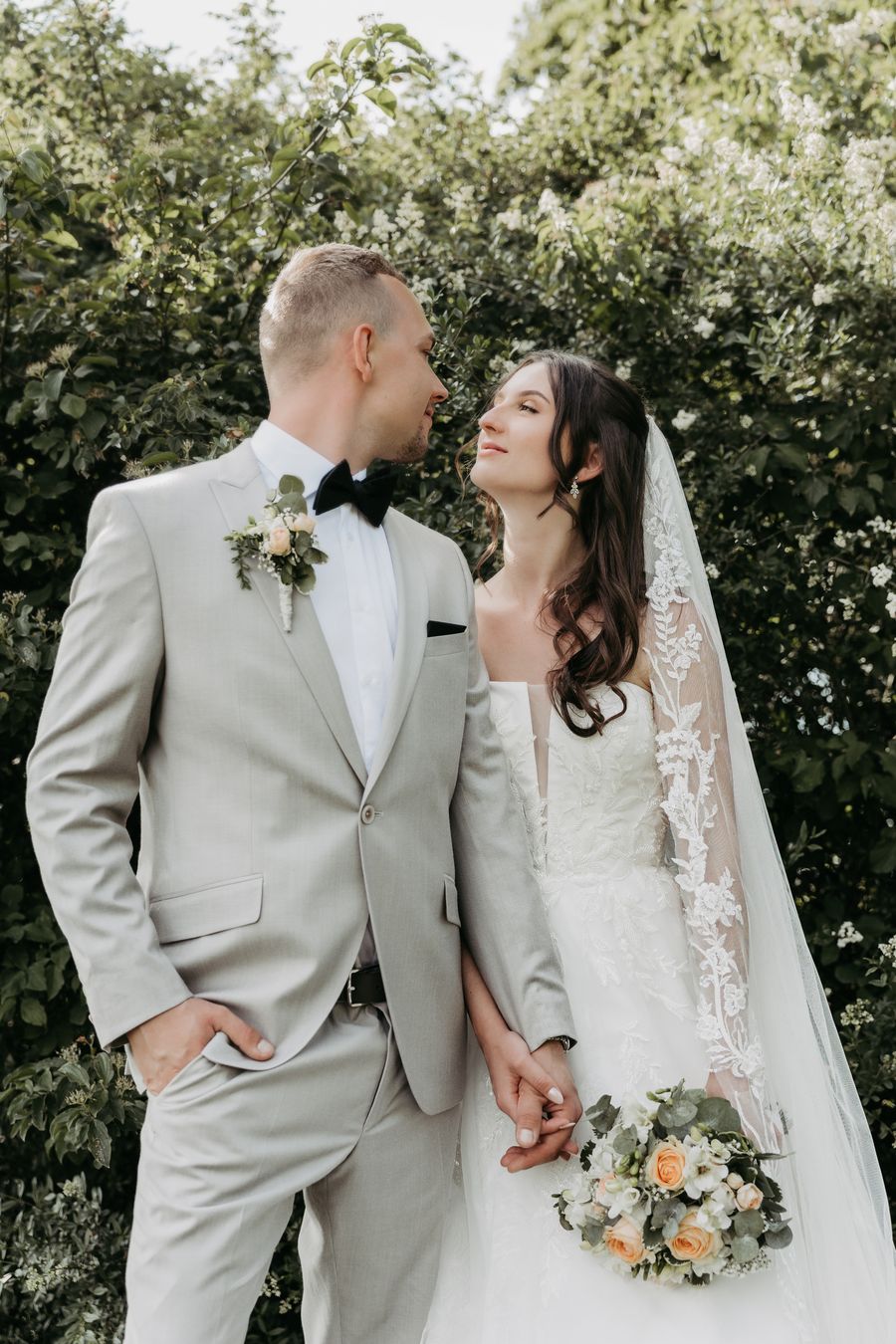 Brautpaar sieht sich verliebt an – Hochzeit am Karlsfelder See