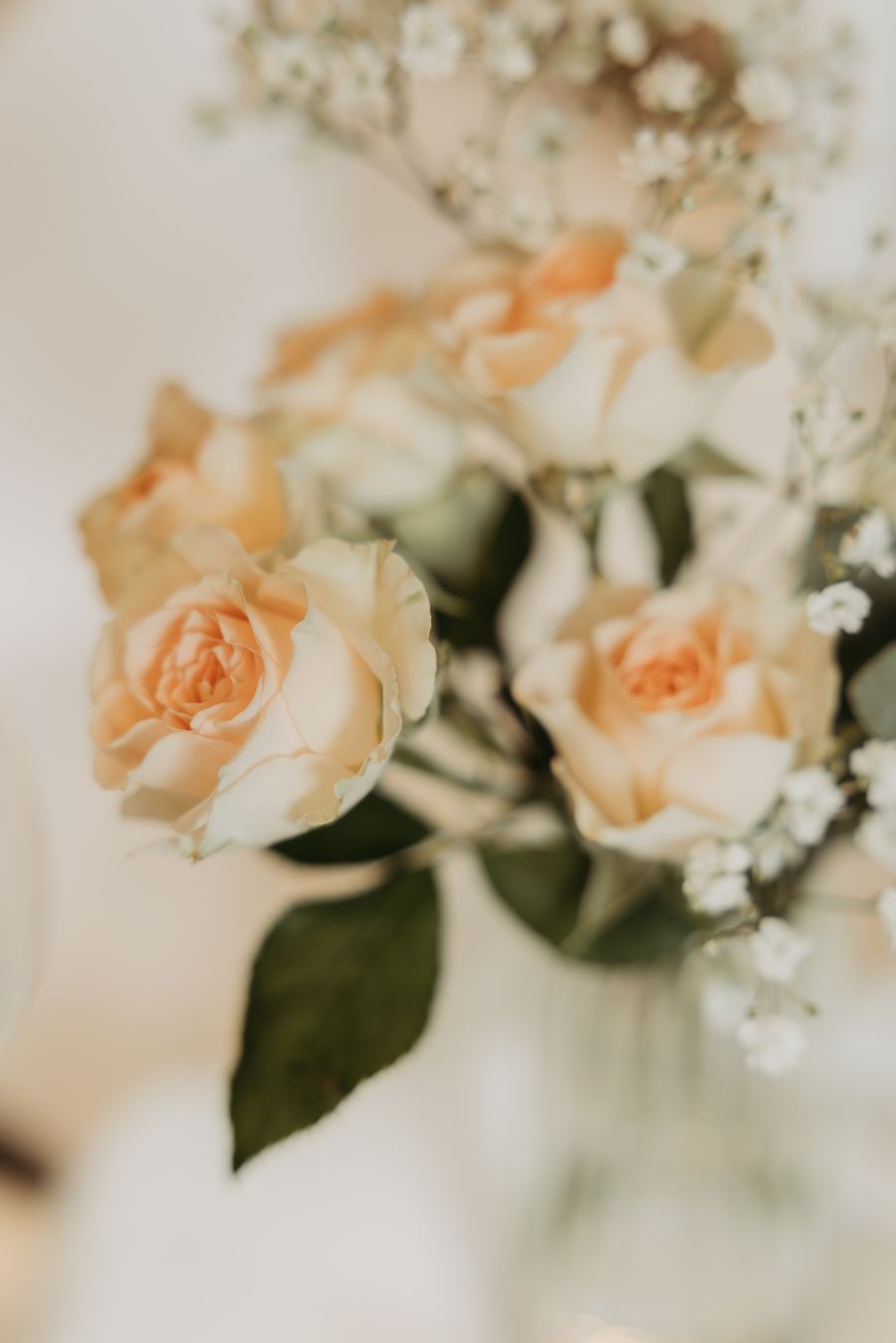 Nahaufnahme cremefarbener Rosen im Hochzeitsstrauß