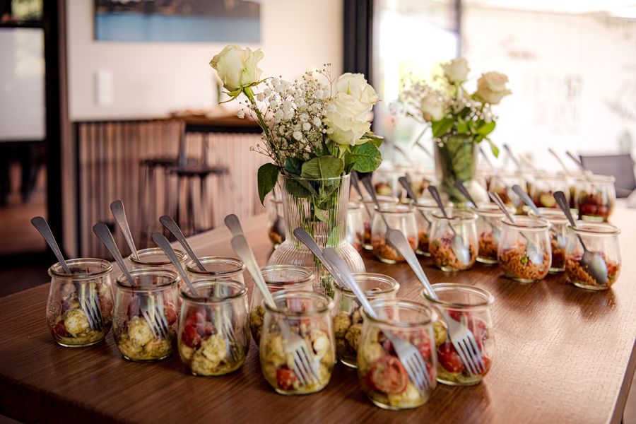 Canapés im Glas mit Tomate, Mozzarella und Pesto zum Sektempfang