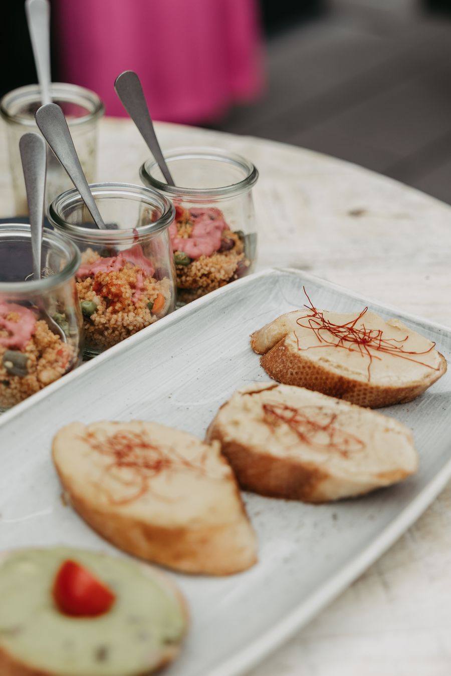 Canapés und Couscous im Glas zum Sektempfang