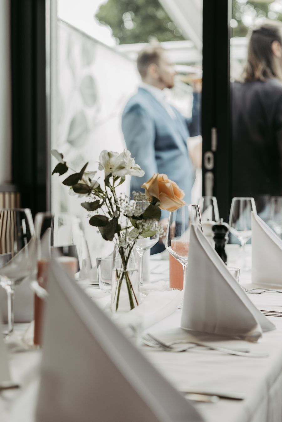 Gedeckte Hochzeitstafel mit Blick auf die Seeterrasse im FIFTY SEVEN