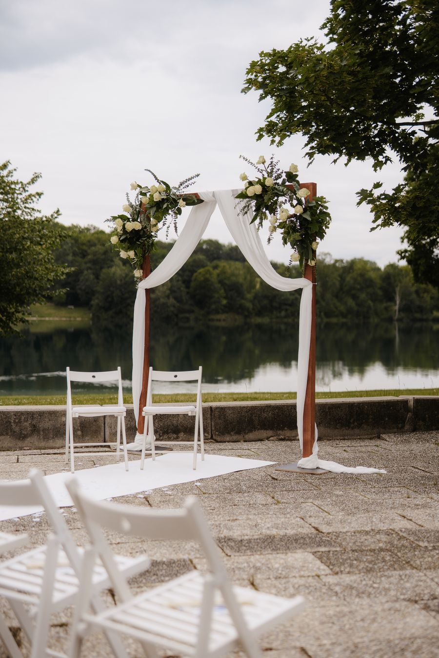 Traubogen mit weißen Rosen und Tuch mit Blick auf den Karlsfelder See